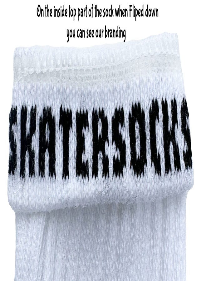 SKATERSOCKS جوارب التزلج SKATERSOCKS، جوارب بيضاء طويلة تصل إلى فوق الركبة، مزينة بخطوط حمراء وذهبية، تصميم رقم 4 - Image 2